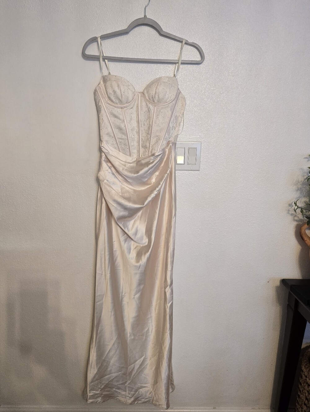 Dear Emilia By Hello Molly Shimmering Horizon Satin Maxi Dress Cream Size S - Picture 2 of 13